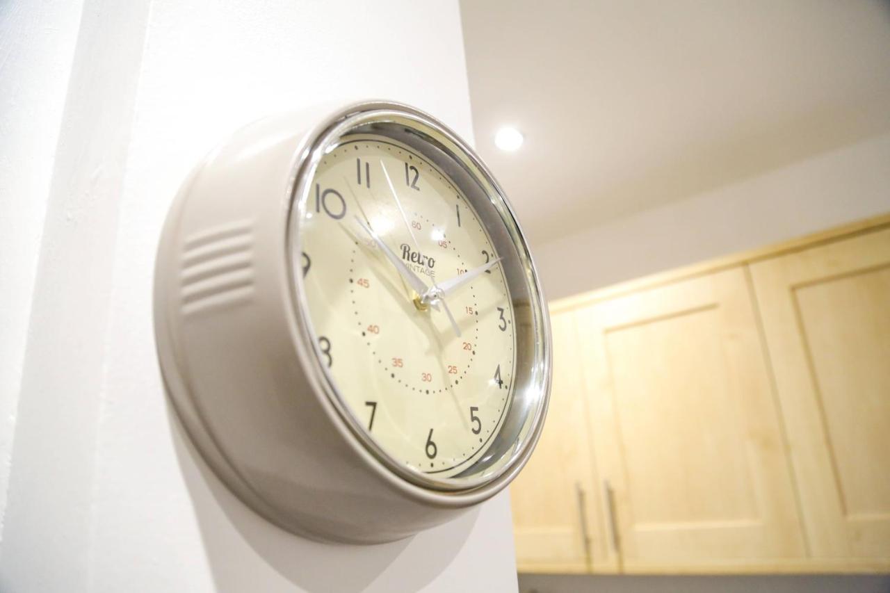 Serviced Apartment In Liverpool City Centre - Free Parking - Balcony - By Happy Days Exterior foto